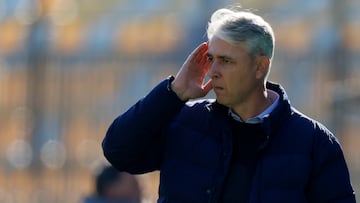 Futbol, Everton vs Universidad Catolica.
Fecha 19, Campeonato Nacional 2024.
El entrenador de Universidad Catolica Tiago Nunes es fotografiado durante el partido de primera division contra Everton disputado en el estadio Sausalito de Vina del Mar, Chile.
11/08/2024
Andres Pina/Photosport
Football, Everton vs Universidad Catolica.
19th turn, 2024 National Championship.
Universidad Catolica's head coach Tiago Nunes is pictured during a first division match against Universidad Catolica held at the Sausalito stadium in Vina del Mar, Chile.
11/08/2024
Andres Pina/Photosport