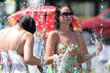 Espectadores refrescandose durante los descansos para hacer frente a las temperaturas que llegan a 43 grados centígrados (109 Fahrenheit) durante el cuarto dia del Abierto de Australia 2014 en Melbourne Park