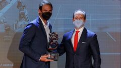 Rafa Nadal recibe el Premio AS de manos de Rami Aboukhair, CEO de Santander Espa&ntilde;a.