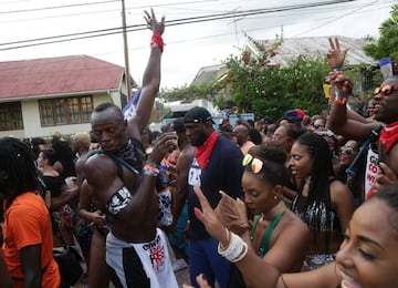 Usaint Bolt baila al ritmo del Carnaval de Trinidad y Tobago