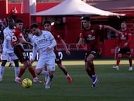 Novoa trata de arrebatar el balón a un jugador del Ceuta.