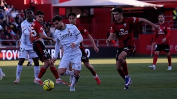 Novoa trata de arrebatar el balón a un jugador del Ceuta.