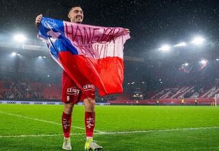 Un ’9′ chileno sufre en Europa