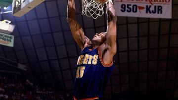 Dikembe Mutombo, durante el quinto partido de la primera ronda de la conferencia Oeste de los playoffs de 1994, en los que los Denver Nuggets de la NBA consumaron una remontada hist&oacute;rica y vencieron a los Seattle Supersonics tras remontar un 2-0 adverso