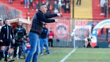 El entrenador de Ñublense, Jaime García, es fotografiado durante el partido de Primera División contra Universidad Católica disputado en el estadio Santa Laura.