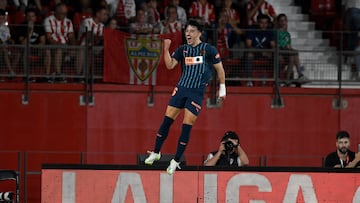 El delantero del Valencia CF Diego L車pez celebra su gol durante el partido.