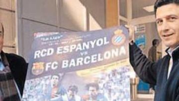 <b>JUNTOS. </b>Chus Pereda y Dani Solsona muestran el cartel del partido, en las oficinas de Montjuïc.