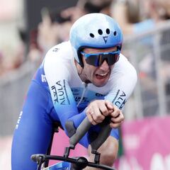 Simon Yates manda el primer aviso y Van der Poel salva el rosa