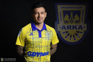 De extracto cruzazulino, Chávez portó esos colores desde 2003 en la filial hasta el 2011 con el máximo equipo, lo intentó con Pachuca y Atlas en 2011 y 2012. Regresó con la máquina un año después hasta el 2016. Fue a Perú con el Melgar, de ahí emigró al Sandecja Nowy Sacz en Polonia, sigue en la misma liga pero con el Arka Gdynia.