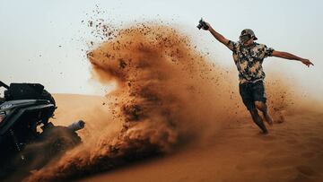 En las Dunas de Merzouga el 10 Octubre 2018 por Chris Eyre-Walker Photography. Fernando Marmolejo tirando una fotografía deportiva extrema en el Desierto del Sáhara, Marruecos, con su Olympus OM-D E-M1 X + M.Zuiko 8mm f/1.8 fisheye PRO.