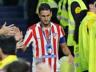 SEVILLA, 17/04/2026.- El capitán del Atlético de Madrid, Koke, tras recoger el trofeo de subcampeones en la final de la Copa del Rey que han disputado este sábado frente a la Real Sociedad en el estadio de La Cartuja, en Sevilla. EFE/José Manuel Vidal.