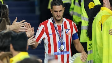 SEVILLA, 17/04/2026.- El capitán del Atlético de Madrid, Koke, tras recoger el trofeo de subcampeones en la final de la Copa del Rey que han disputado este sábado frente a la Real Sociedad en el estadio de La Cartuja, en Sevilla. EFE/José Manuel Vidal.
