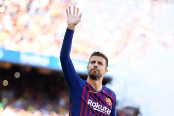 Gerard Piqué en la presentación de la plantilla ante la afición previa al partido. 