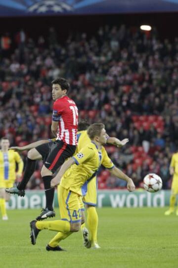 El defensa del Athletic Club Andoni Iraola lucha un balón con el centrocampista del Bate Borisov Maksim Volodko, durante el partido de la última jornada de la fase de grupos de la Liga de Campeones disputado esta tarde en el estadio de San Mamés.