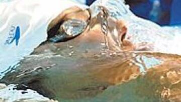 <b>CON PEIRSOL Y CROCKER AL ACECHO. </b>Michael Phelps emerge en una posta de nado a espalda, donde no ha podido con Aaron Peirsol. Y Crocker también le gana en100 mariposa...