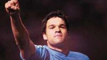 <B>BALLACK SILENCIÓ OLD TRAFFORD.</B> Un certero remate llegando desde atrás en el minuto 62 empató el encuentro y acalló a la animosa afición del Manchester United.