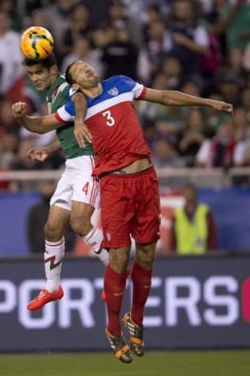 Disputando un balón contra los Estados Unidos (2014)