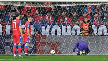 1-3. Jindrich Stanek tras marcar el tercer gol Ferran Torres.