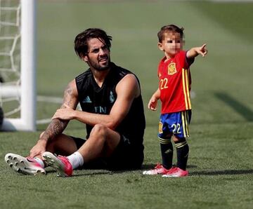 Es habitual ver al pequeño en alguno de los entrenamientos del Real Madrid y también de la Selección.