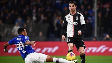 Sampdoria&#039;s Colombian defender Jeison Murillo (L) tackles Juventus&#039; Portuguese forward Cristiano Ronaldo during the Italian Serie A football match Sampdoria vs Juventus on December 18, 2019 at the Luigi-Ferraris stadium in Genoa. (Photo by Marco