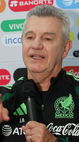 AME7971. SANTA CRUZ (BOLIVIA), 24/01/2026.- El seleccionador de México, Javier Aguirre, habla en una rueda de prensa este sábado, en Santa Cruz (Bolivia). La selección de fútbol de Bolivia recibirá este domingo en un partido amistoso a México. EFE/ Juan Carlos Torrejón