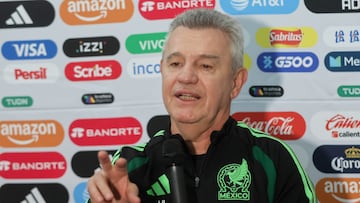 AME7971. SANTA CRUZ (BOLIVIA), 24/01/2026.- El seleccionador de México, Javier Aguirre, habla en una rueda de prensa este sábado, en Santa Cruz (Bolivia). La selección de fútbol de Bolivia recibirá este domingo en un partido amistoso a México. EFE/ Juan Carlos Torrejón
