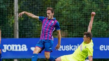 Bautista disparando en su primer gol con el Eibar