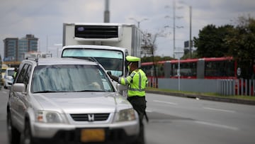 Policía de Tránsito vigilando el cumplimiento del pico y placa en Bogotá