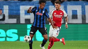 Bergamo (Italy), 19/09/2024.- Atalanta's Juan Cuadrado (L) and Arsenal's Ben White in action during the UEFA Champions League soccer match between Atalanta BC and Arsenal FC at the Bergamo Stadium in Bergamo, Italy, 19 September 2024. (Liga de Campeones, Italia) EFE/EPA/MICHELE MARAVIGLIA