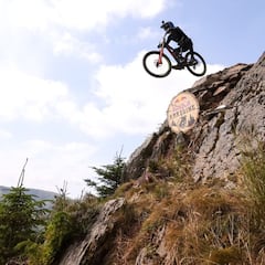 Así es el descenso más difícil del mundo: saltos gigantes de 20 metros a 70km/h