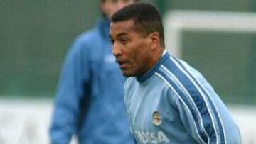 <b>EL ÚNICO QUE QUEDA CON FRAN.</b> El brasileño Mauro Silvo es el último superviviente del "Súperdepor" junto a Fran.