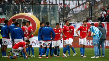 Futbol, Colo Colo vs Universidad Catolica
Fecha 25, campeonato Nacional 2023.
Los jugadores de Universidad Catolica se lamentan luego de la derrota contra Colo Colo durante el partido de primera division realizado en el estadio Monumental en Santiago, Chile.
01/10/2023
Javier Salvo/Photosport
Football, Colo Colo vs Universidad Catolica
25nd turn, 2023 National Championship.
Universidad Catolica's player react after loosing against Colo Colo during the first division match at the first division match at the Monumental in Santiago, Chile.
01/10/2023
Javier Salvo/Photosport