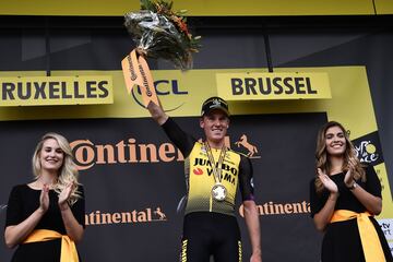 Mike Teunissen con el primer maillot amarillo del Tour de Francia 2019. 