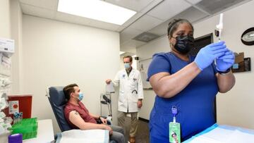 La experiencia de un hombre que se puso dos dosis de Pfizer y una de Moderna