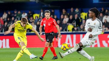 VILLARREAL (CASTELLÓN), 15/03/2025.- El centrocampista del Villarreal, Denis Suárez (i), remata ante el centrocampista francés del Real Madrid, Eduardo Camavinga, durante el encuentro correspondiente a la jornada 28 de Laliga Ea Sports que disputan hoy sábado Villarreal y Real Madrid en el Estadio de La Cerámica, en Villarreal. EFE/Ana Escobar