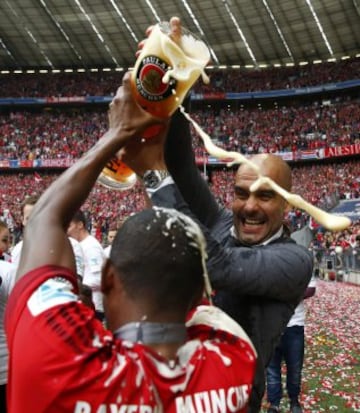 El Bayern celebra el título con ¡Un baño de cerveza!