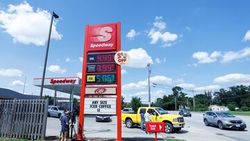 El precio de la gasolina continúa cayendo todos los días en Estados Unidos, pero ¿seguirá bajando hasta volver a lo que costaba en 2021? Te explicamos.