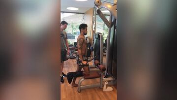 Neymar ya empieza a trabajar en el gimnasio con el PSG de fondo