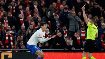 Soccer Football - LaLiga - Athletic Bilbao v FC Barcelona - San Mames, Bilbao, Spain - March 3, 2024 FC Barcelona's Andreas Christensen is shown a yellow card by referee Alejandro Hernandez Hernandez REUTERS/Vincent West