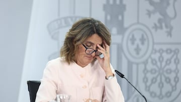 (I-D) La vicepresidenta tercera y ministra para la Transici¨®n Ecol¨®gica y el Reto Demogr¨¢fico, Teresa Ribera, durante una rueda de prensa posterior al Consejo de Ministros, en el Palacio de La Moncloa, a 11 de octubre de 2022, en Madrid (Espa?a). El Gobierno ha aprobado en el Consejo de Ministros el Plan de Contingencia para abordar un ahorro de energ¨ªa este oto?o/invierno en el actual contexto de crisis energ¨¦tica por la tensi¨®n con Rusia tras su invasi¨®n a Ucrania. En un principio, est¨¢ previsto que el plan marque una serie de recomendaciones para facilitar el ahorro y la eficiencia energ¨¦tica, aunque en ning¨²n caso se contemplar¨¢n cortes en el suministro. El ahorro de gas natural que recoger¨¢ este plan para Espa?a ser¨¢ algo inferior al previsto en el compromiso inicial con Bruselas, que era del 7%, quedando en un 6,4%.
11 OCTUBRE 2022;CONSEJO DE MINISTROS;PRESUPUESTOS;ENERGIA
Eduardo Parra / Europa Press
11/10/2022