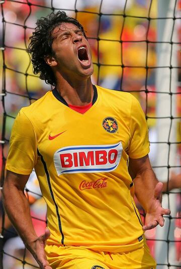 En diciembre de 2007, el portentoso central fichó con el Club América. Domínguez no mostró lo que se esperaba de él y tampoco recibió tantas oportunidades. Solamente tuvo 29 presentaciones con las Águilas y metió un gol. En su regreso al futbol argentino, con Vélez Sarsfield, 'Sebas' vivó sus mejores momentos en su carrera. Salió campeón de liga tres ocasiones y fue llamado a la Selección Argentina. Con la albiceleste jugó seis partidos.