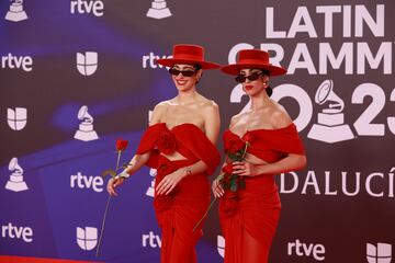 Pitty Bernad and Belah Bernad posan durante el photocall previo a la gala de entrega de los Latin Grammy 2023.