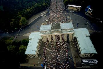 Celebrada en la capital alemana desde el año 1974, es una de las seis pruebas que configuran la World Marathon Majors. Se disputa en un circuito llano con rectas largas, apenas por encima del nivel del mar, con un clima generalmente templado y que ha acogido bastantes de los últimos récords mundiales de la distancia. De hecho cuatro de las cinco mejores marcas de la historia se han conseguido allí. Es especialmente recordada por la emblemática carrera de 1990, que tuvo lugar 3 días antes de la reunificación alemana y en la que 25.000 valientes cruzaron la Puerta de Brandeburgo, que por entonces estaba integrada en el antiguo Muro de Berlín. Sin duda, una competición que pasó a la historia de la humanidad.