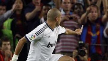 <b>DESENCADENANTE. </b>Esta jugada fue el origen de las quejas de Pepe a iniesta, que reclamó un posible penalti.