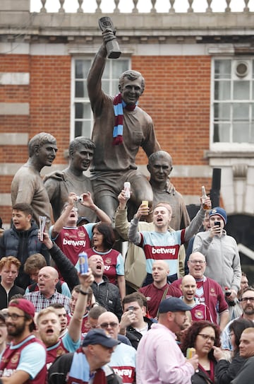 Estatua que recuerda a los campeones del mundo de 1966. En lo alto Bobby Moore con el trofeo de campe¨®n es alzado por sus compa?eros. Se encuentra en Upton Park.