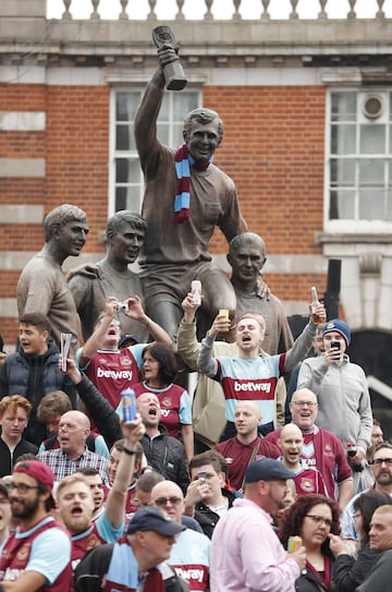 Estatua que recuerda a los campeones del mundo de 1966. En lo alto Bobby Moore con el trofeo de campeón es alzado por sus compañeros. Se encuentra en Upton Park.