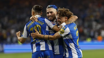 Mella celebra su gol al Huesca junto a Luismi Cruz y Soriano, que serán el tridente ante la Real Sociedad B.