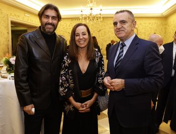 Vicente Jiménez, director de Diario AS; con Mercedes Coghen, campeona olímpica de hockey en Barcelona 1992 y vicepresidenta de la Federación de Hockey; y José Manuel Franco, presidente del Consejo Superior de Deportes.