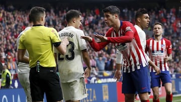 Morata protesta al árbitro en el derbi contra el Real Madrid.