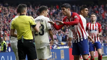 Morata protesta al &aacute;rbitro en el derbi contra el Real Madrid. 